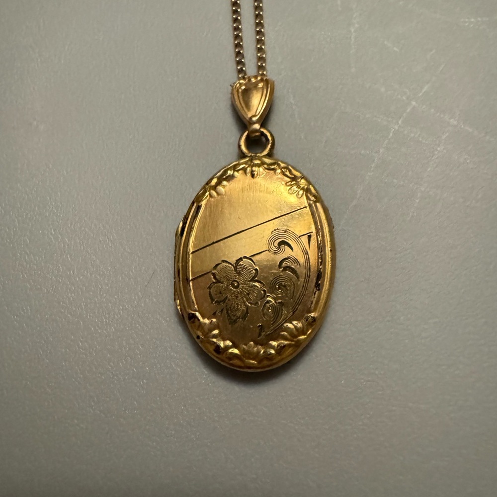 Antique Bliss Brothers 10kt gold filled locket great condition